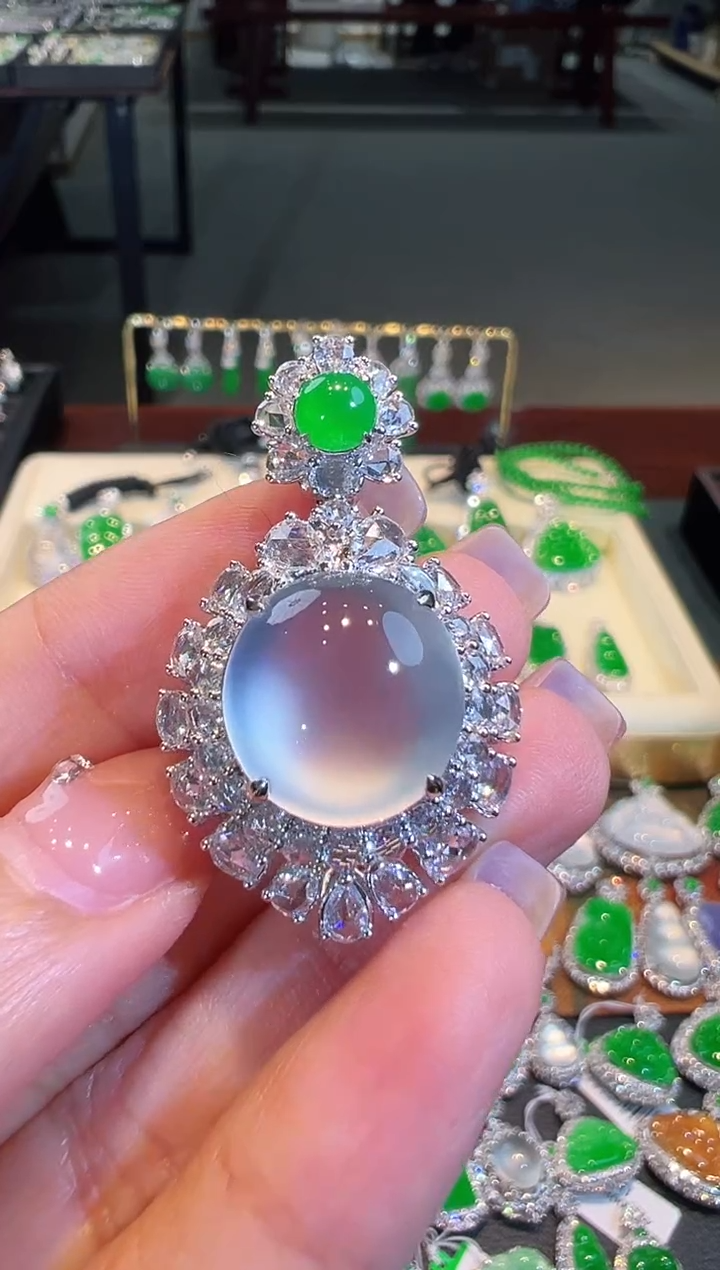 【闪购商品】翡翠吊坠(不含链)18K金镶嵌翡翠