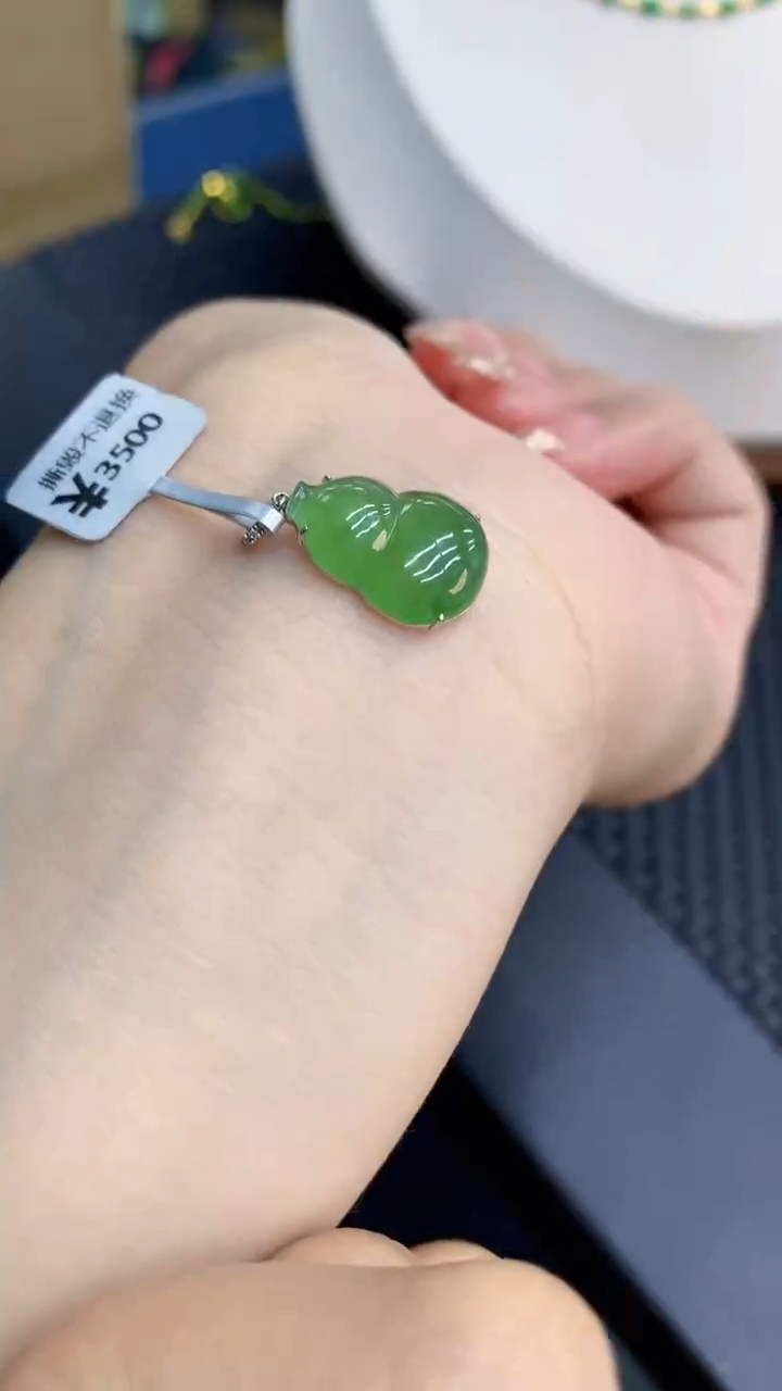 翡翠18K金镶嵌颈饰            8