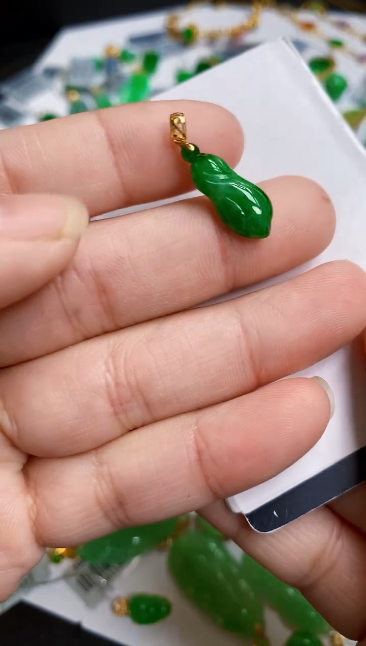 【闪购商品】翡翠颈饰18K金镶嵌吊坠白菜