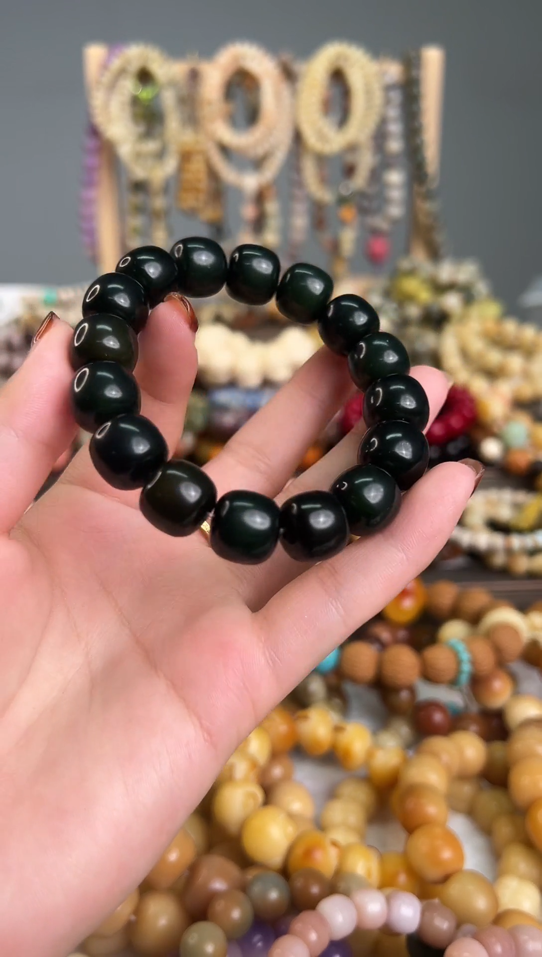 墨绿色桶珠菩提手串