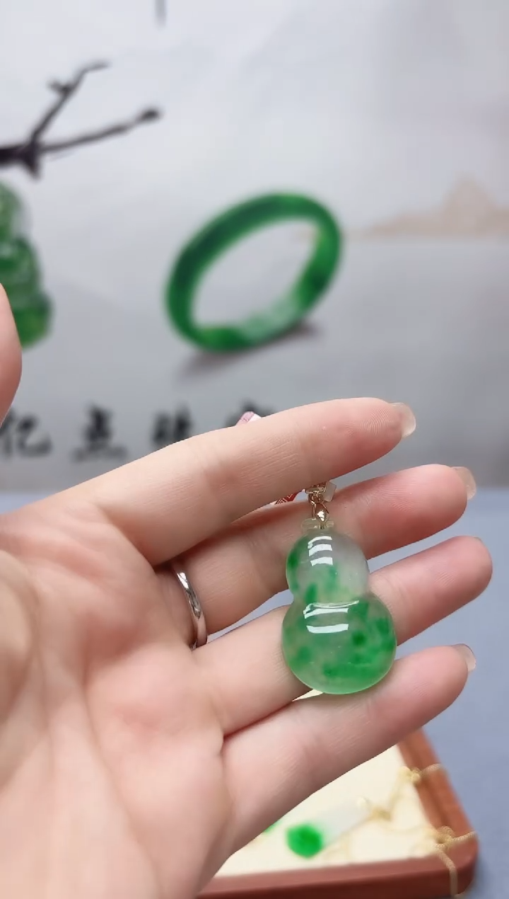 高货冰种飘绿裸石葫芦吊坠