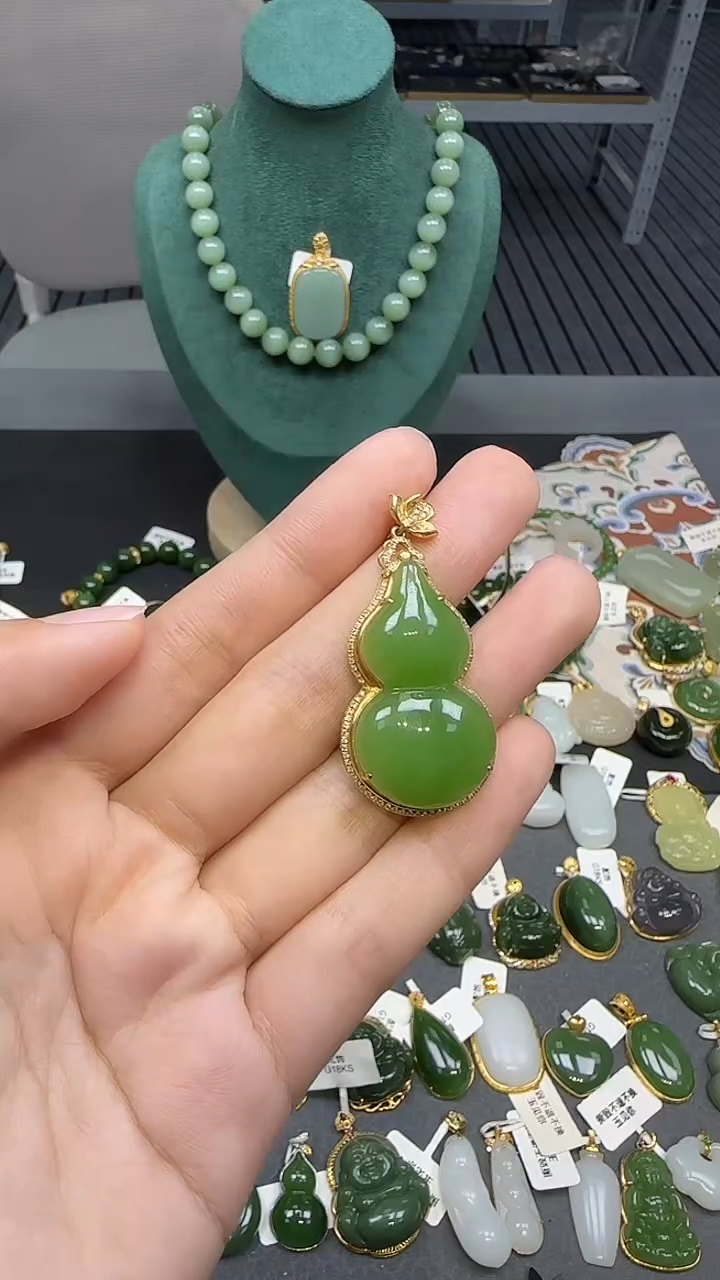 18K金镶嵌和田玉挂件1
