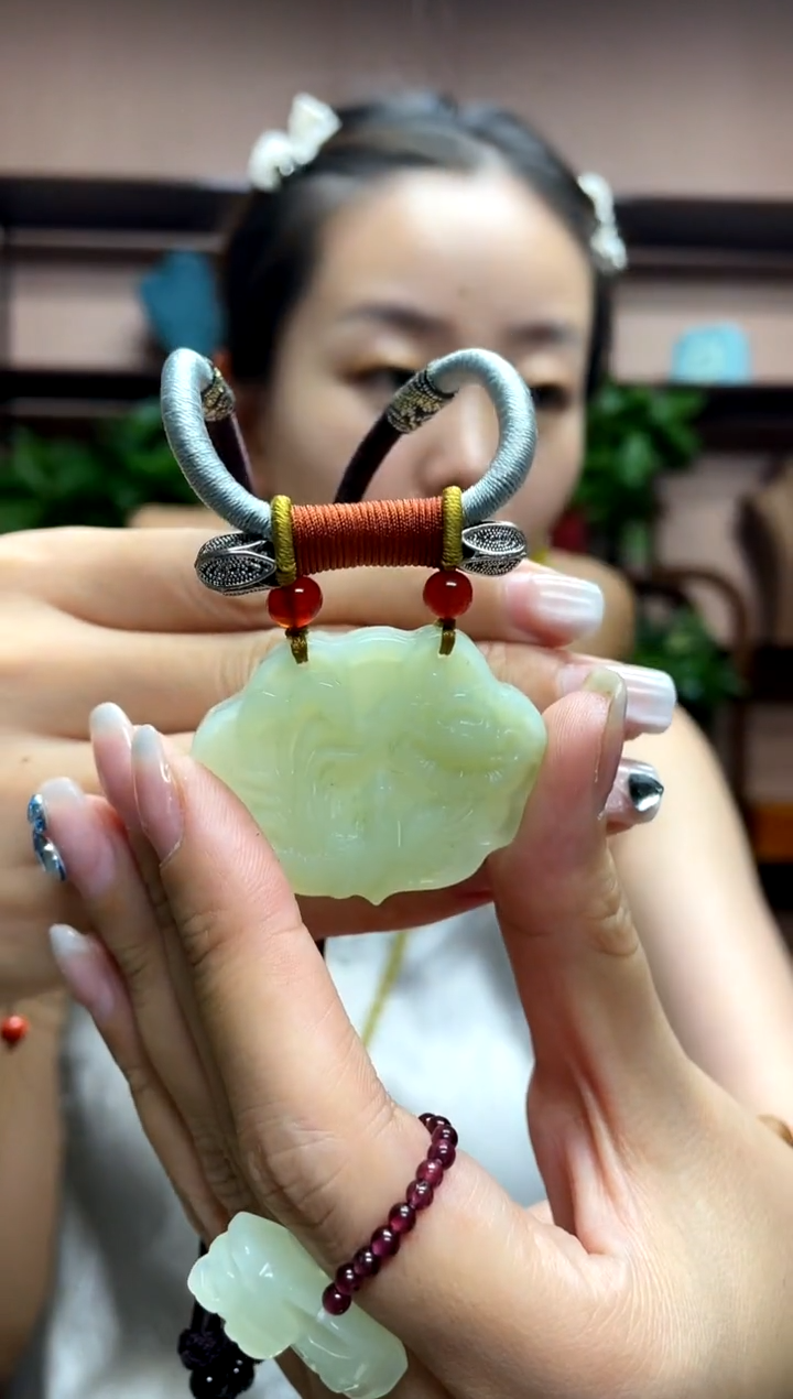 岫玉未镶嵌颈饰·