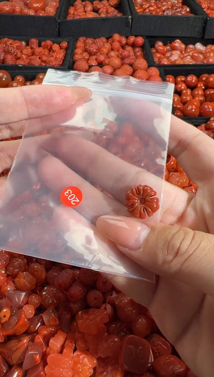 南红玛瑙未镶嵌颈饰1