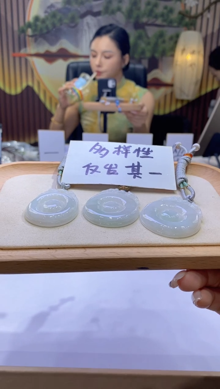 翡翠未镶嵌颈饰多样性仅发其一8408