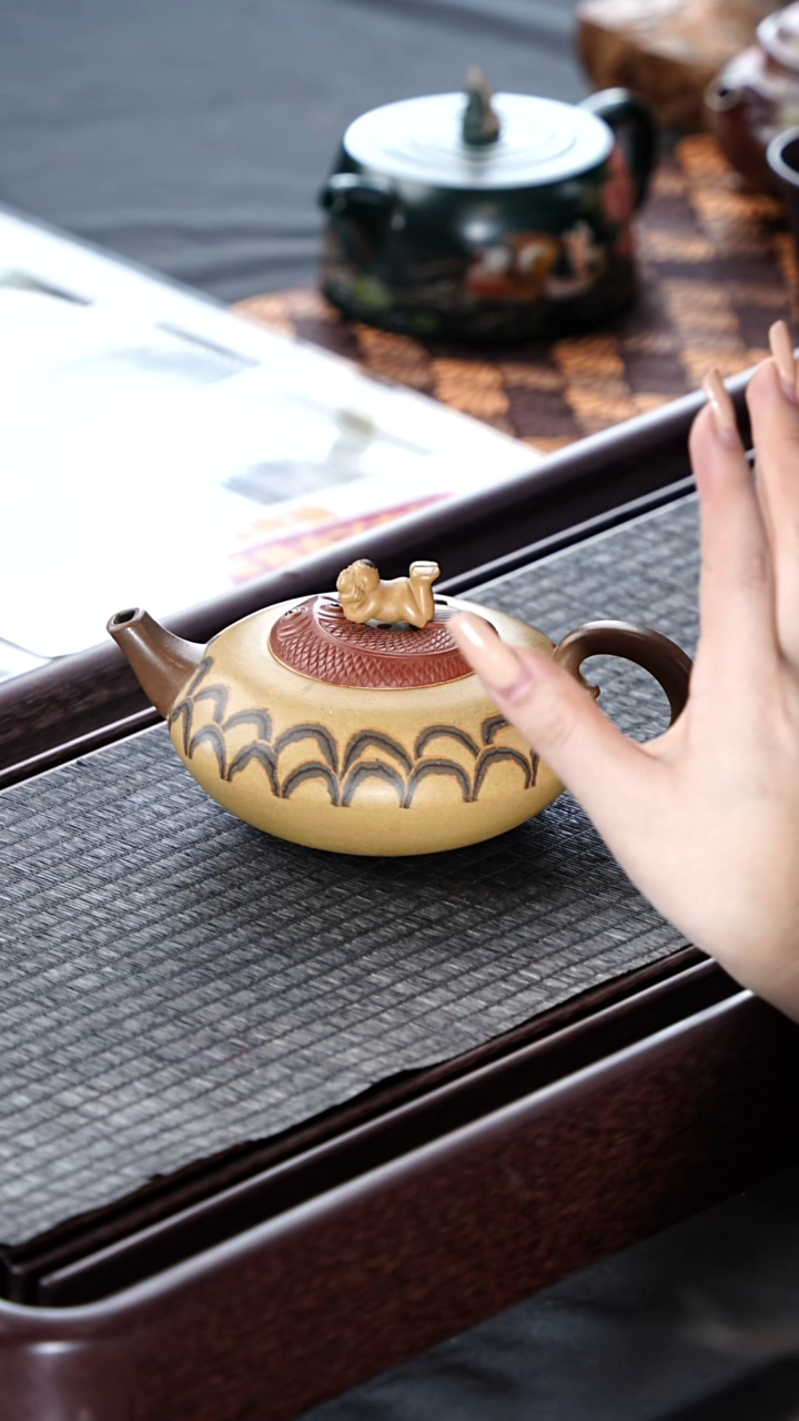 茶壶紫砂42 杨建英 年年有余 绞泥 300毫升