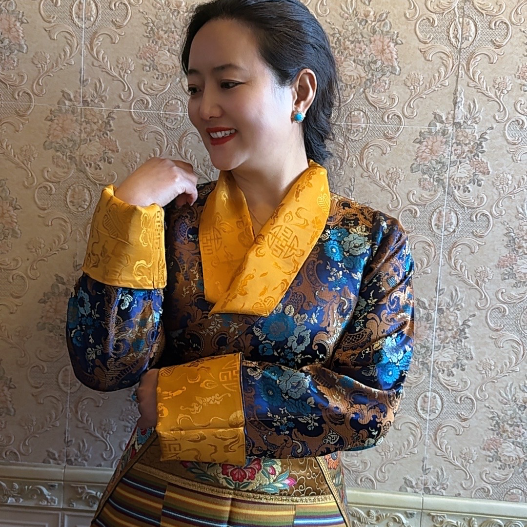 史镜藏式传统缎面藏服