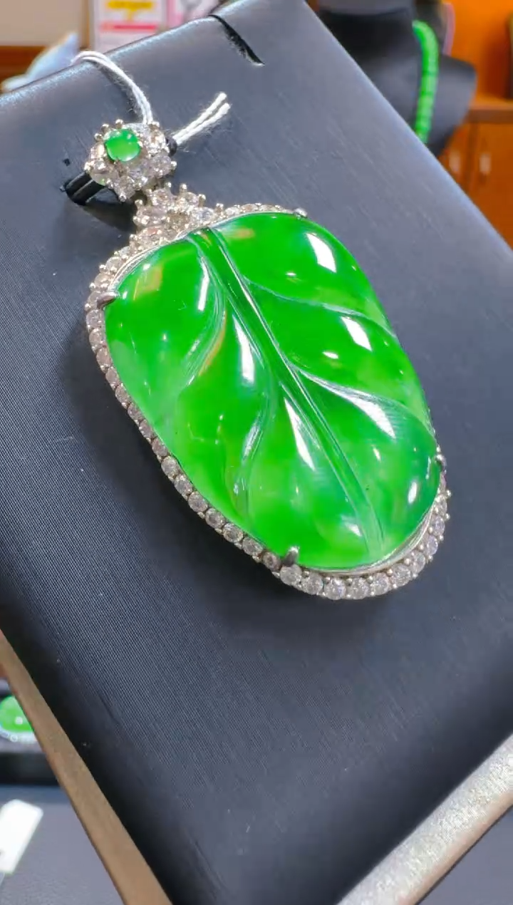 【闪购商品】翡翠吊坠(赠链)银S925镶嵌天然a货翡翠