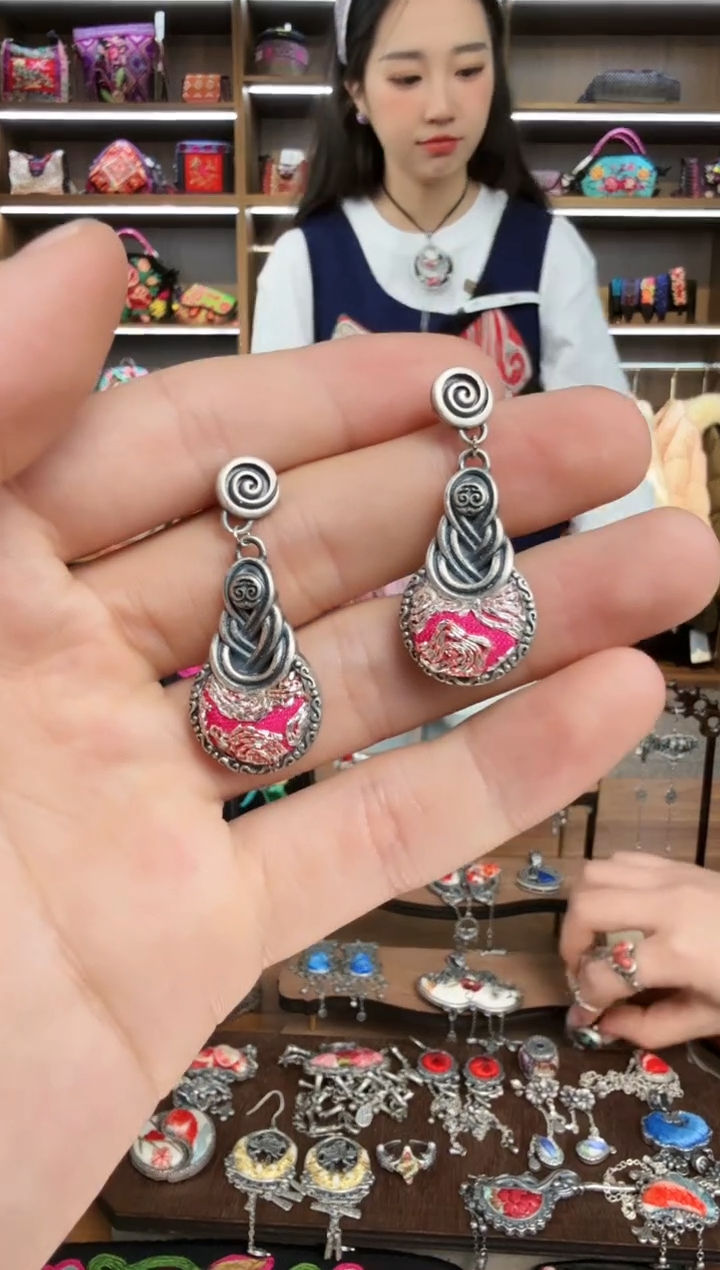 【闪购商品】织绣97蒙阿苏苗绣传承