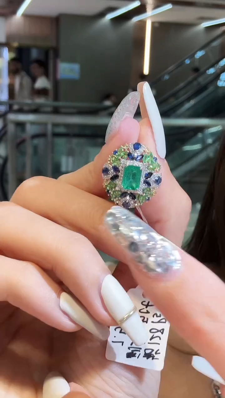 铂Pt950镶嵌耳饰祖母绿1.85ct