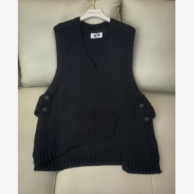 【蕾蕾】新款纯色V领休闲百搭带扣马甲9068