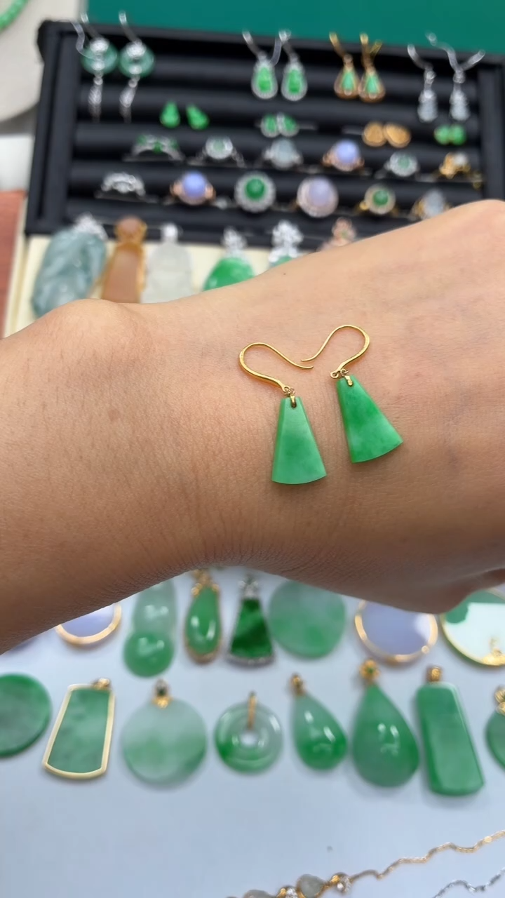 颈饰18K金镶嵌翡翠天然翡翠A货