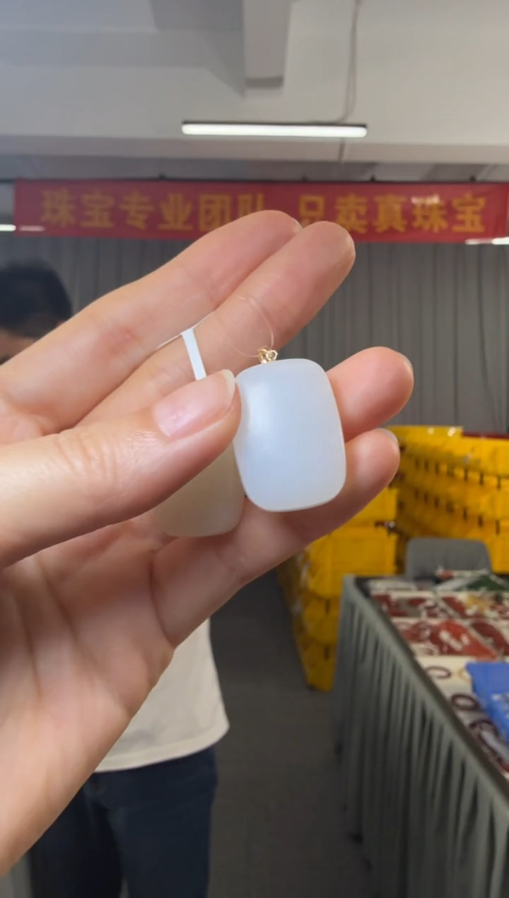 和田玉18K金镶嵌吊坠(不含链)无事牌18K金镶嵌吊坠约25*18mm