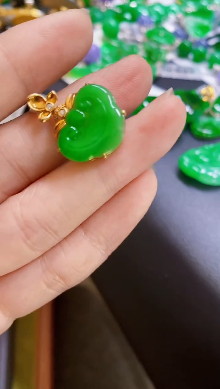 颈饰18K金镶嵌翡翠如意