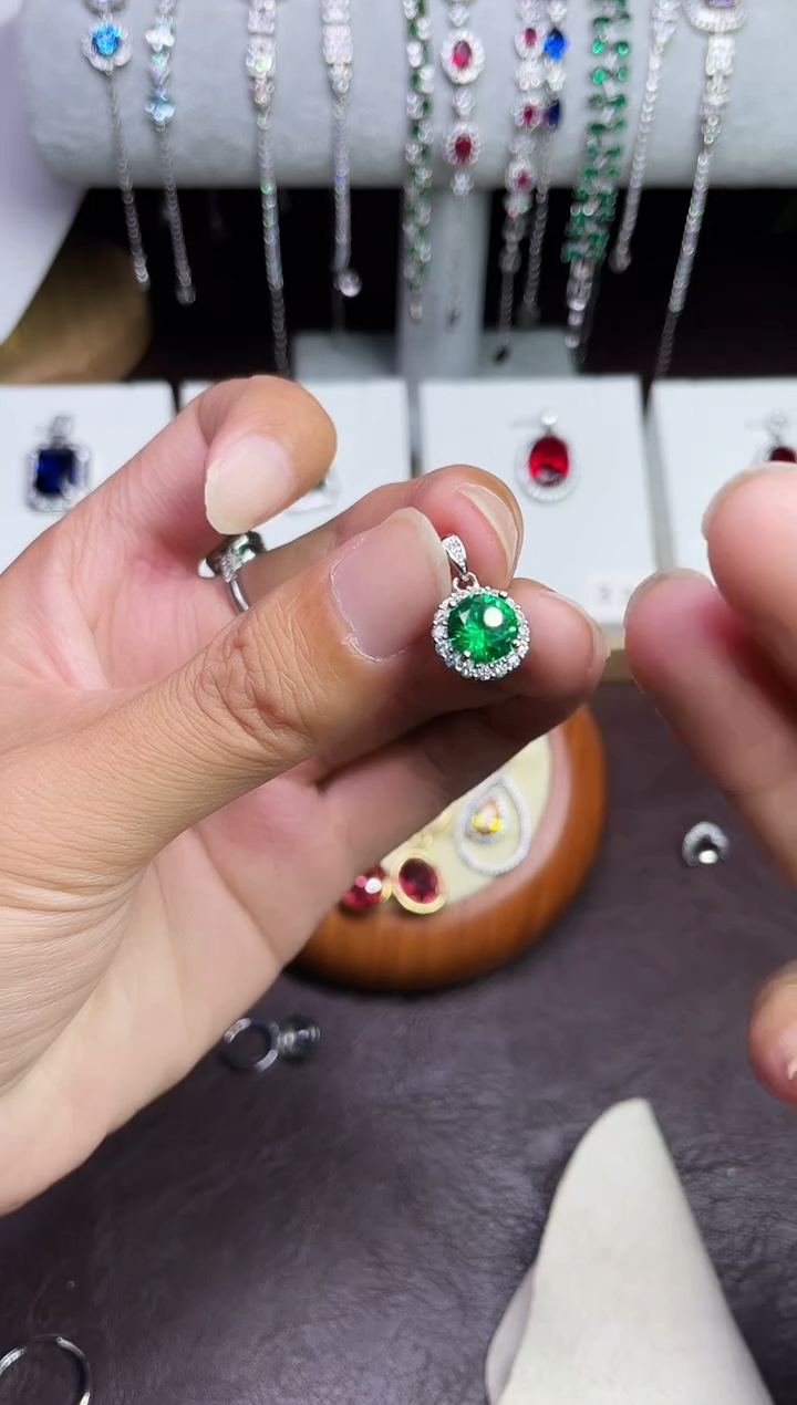 合金颈饰合成钻石绿宝吊坠