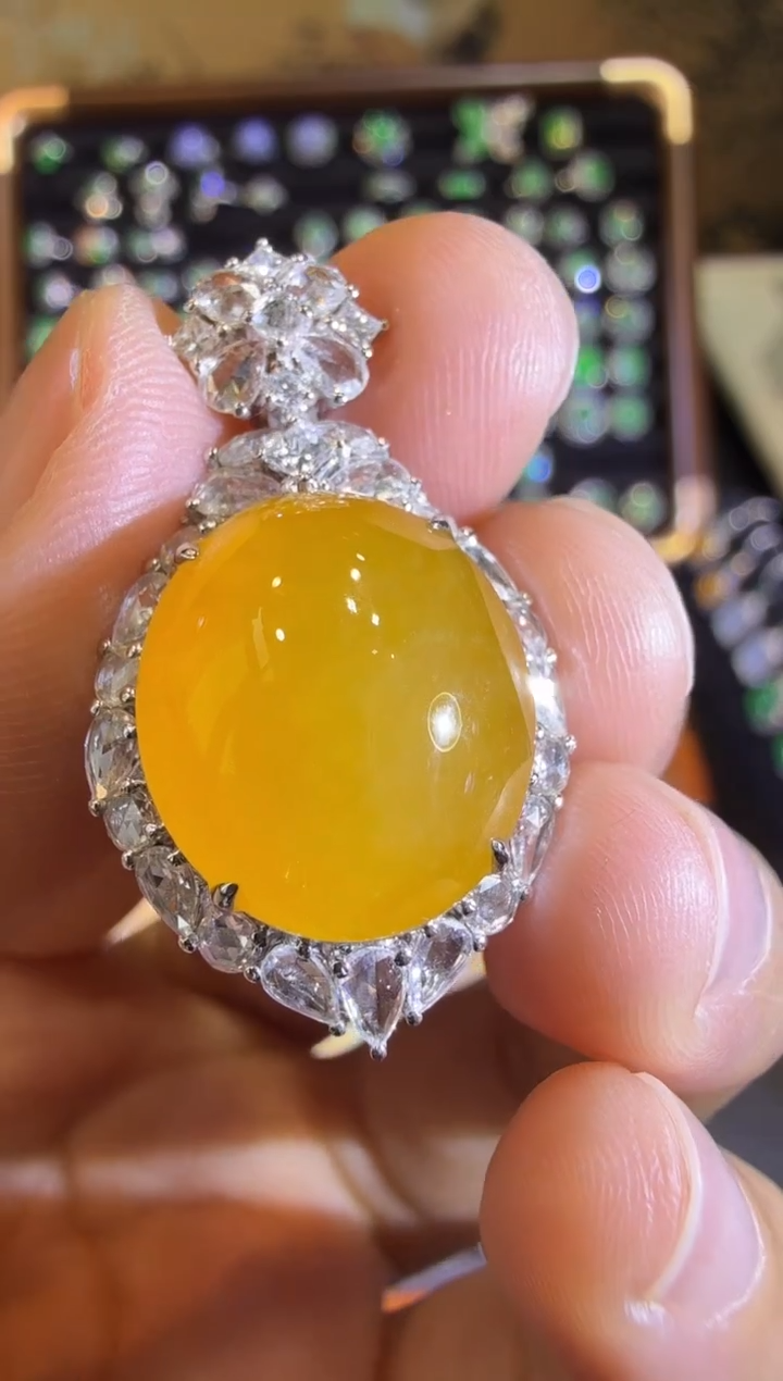 【闪购商品】翡翠吊坠(赠链)18K金镶嵌玻璃种黄翡鸽子蛋吊坠