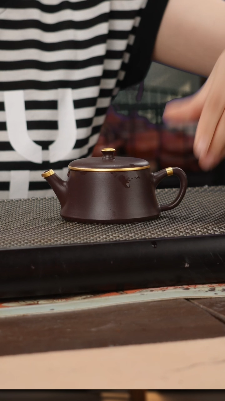 茶壶紫砂四号井茄皮紫泥描金云柱150cc