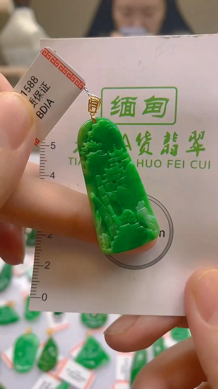 翡翠18K金镶嵌颈饰天然翡翠A货，支持复检