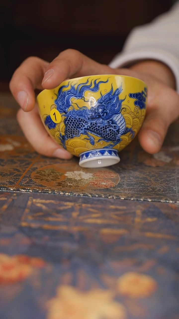 【闪购商品】杯水造青花黄釉双麒麟鸡心杯