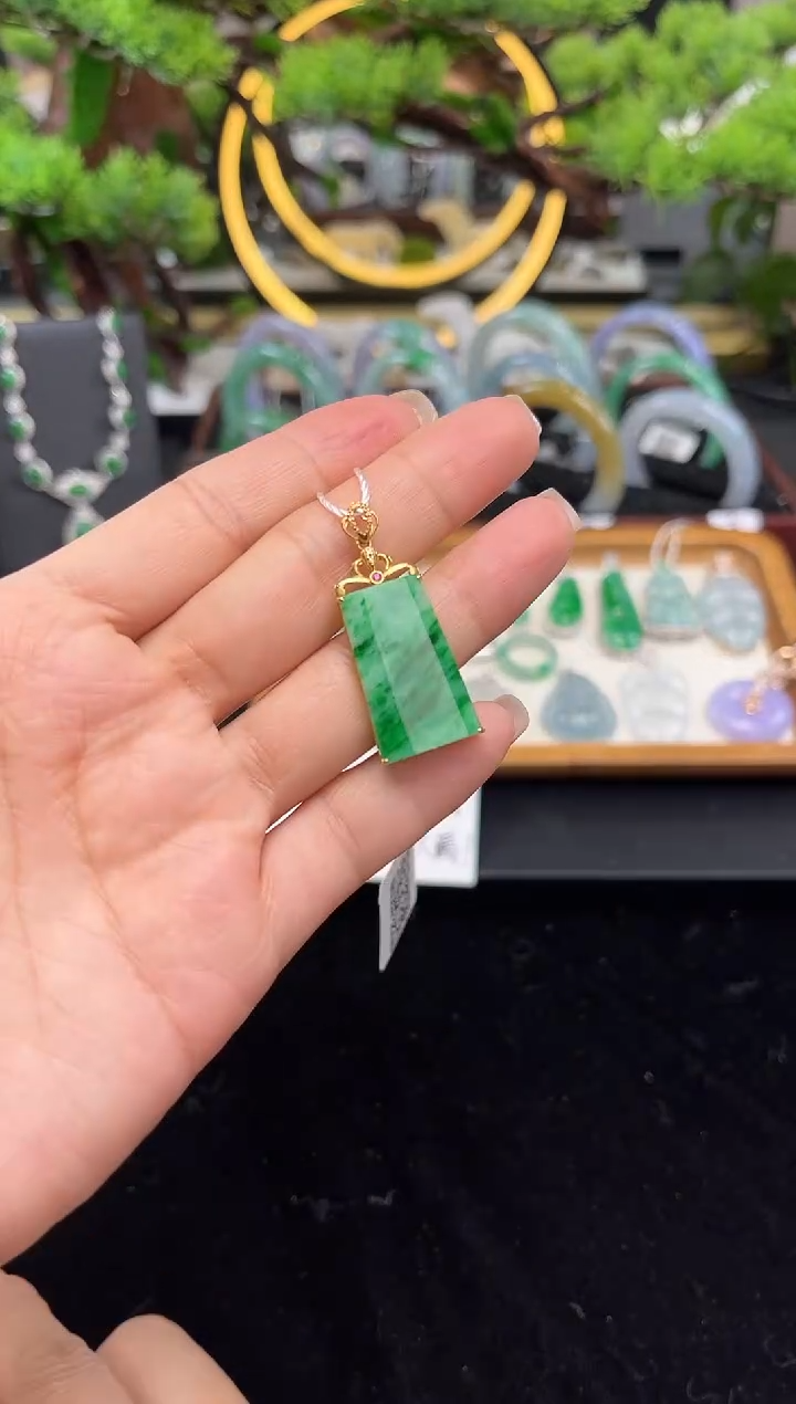 颈饰18K金镶嵌翡翠吊坠