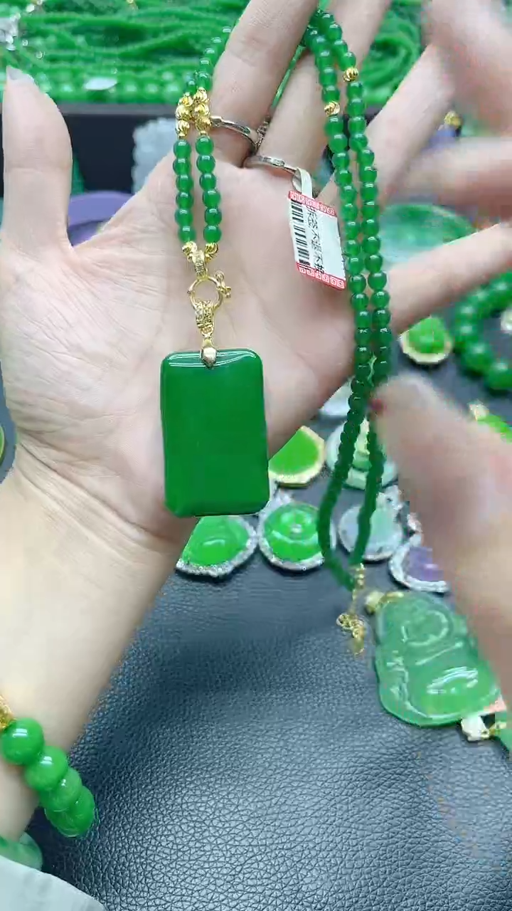 翡翠未镶嵌颈饰拉绿方牌