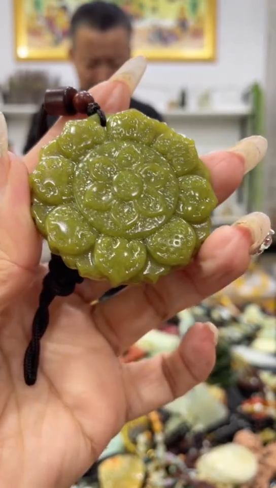 未镶嵌蛇纹石玉吊坠    