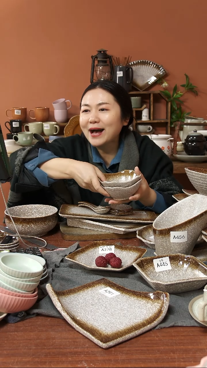 陶瓷A351 两只陶瓷翘边方碗可能微瑕