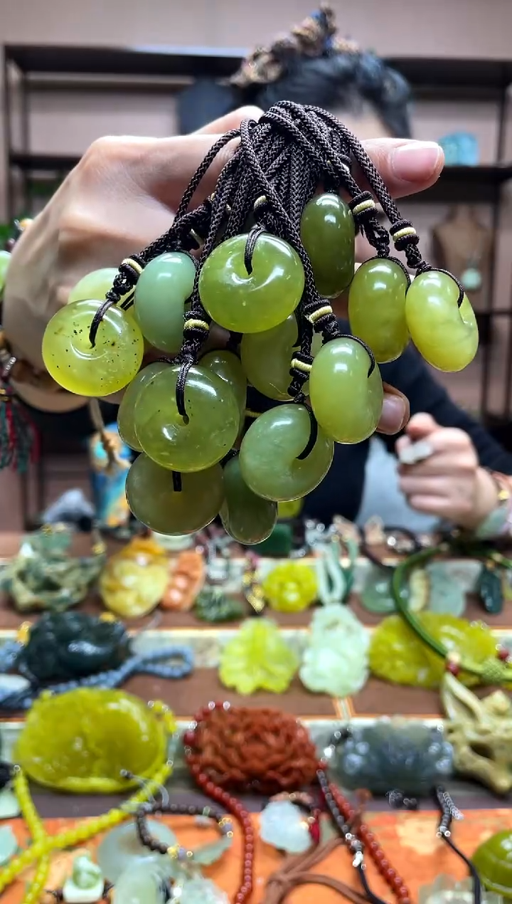 未镶嵌岫玉吊坠多样性发货发其中之一