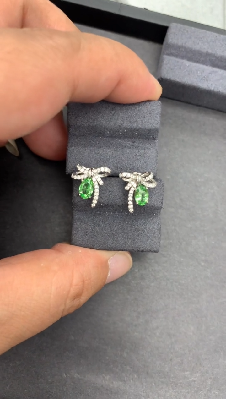 【闪购商品】石榴石（沙弗莱）耳钉银S925镶嵌1克拉