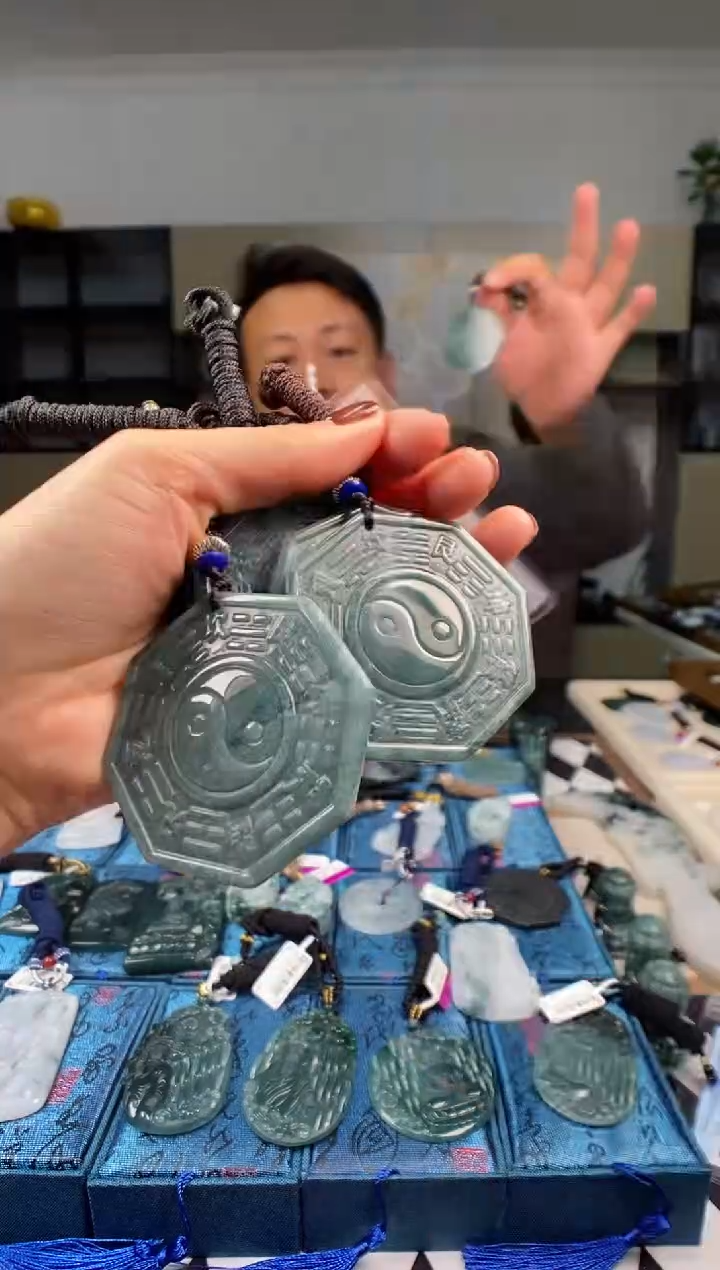 颈饰未镶嵌翡翠   多样性发其一