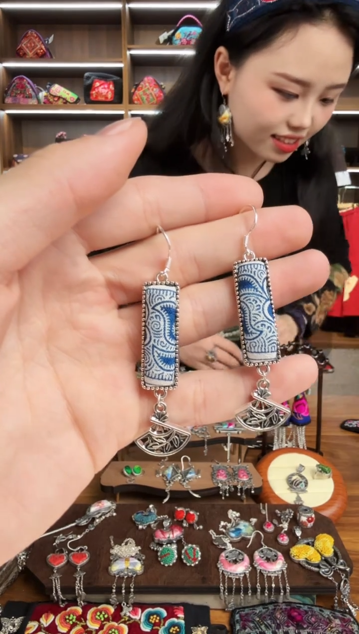 【闪购商品】织绣157蒙阿苏苗绣传承