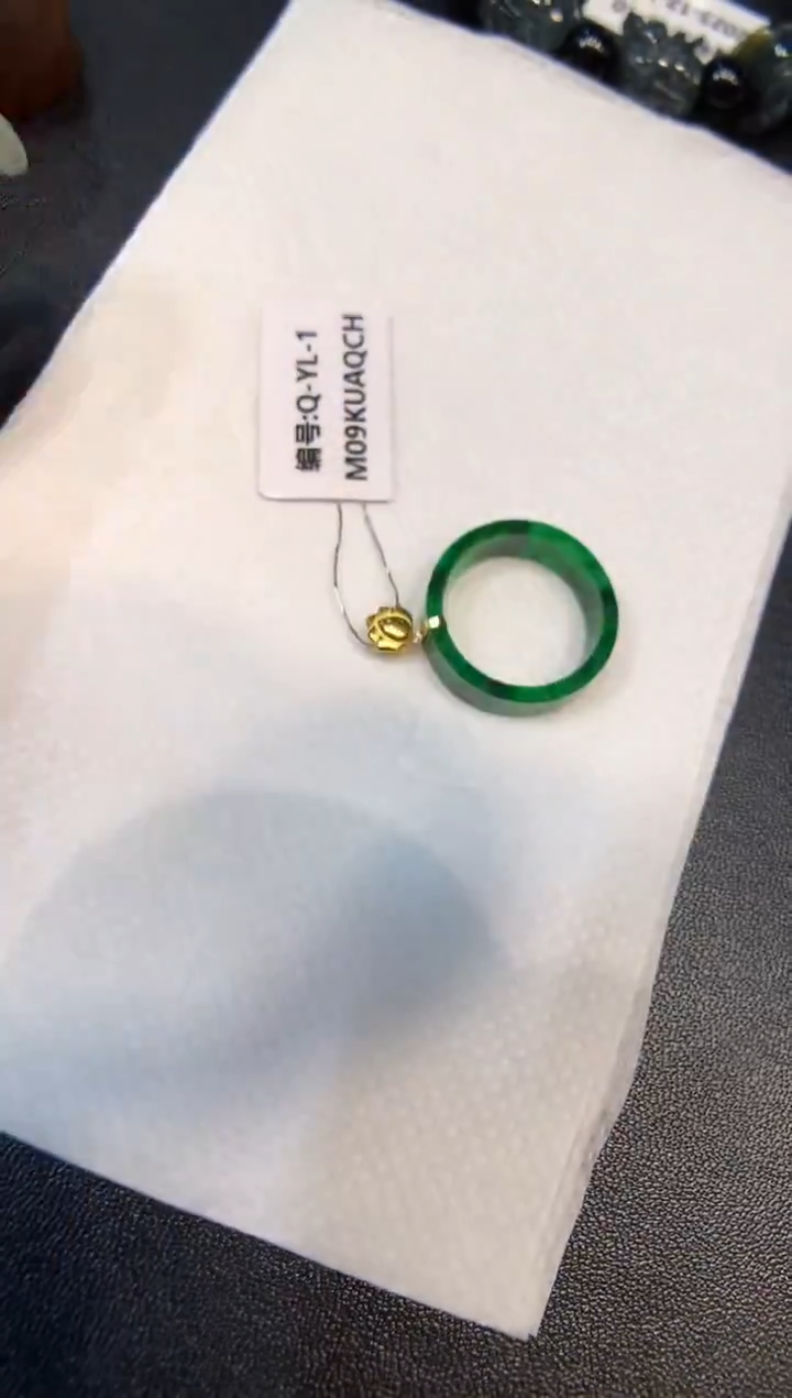 颈饰18K金镶嵌翡翠甜甜圈 