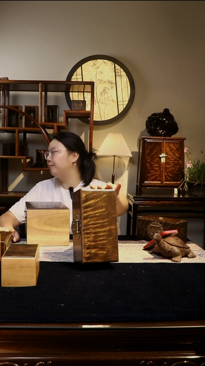 金丝楠东****菜阴沉木水波纹首饰盒