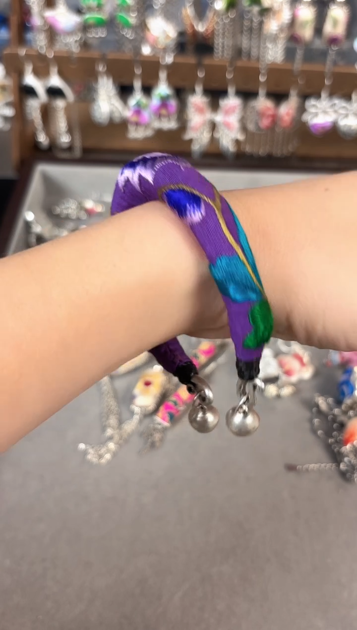 彩云南阁非遗老绣饰品685