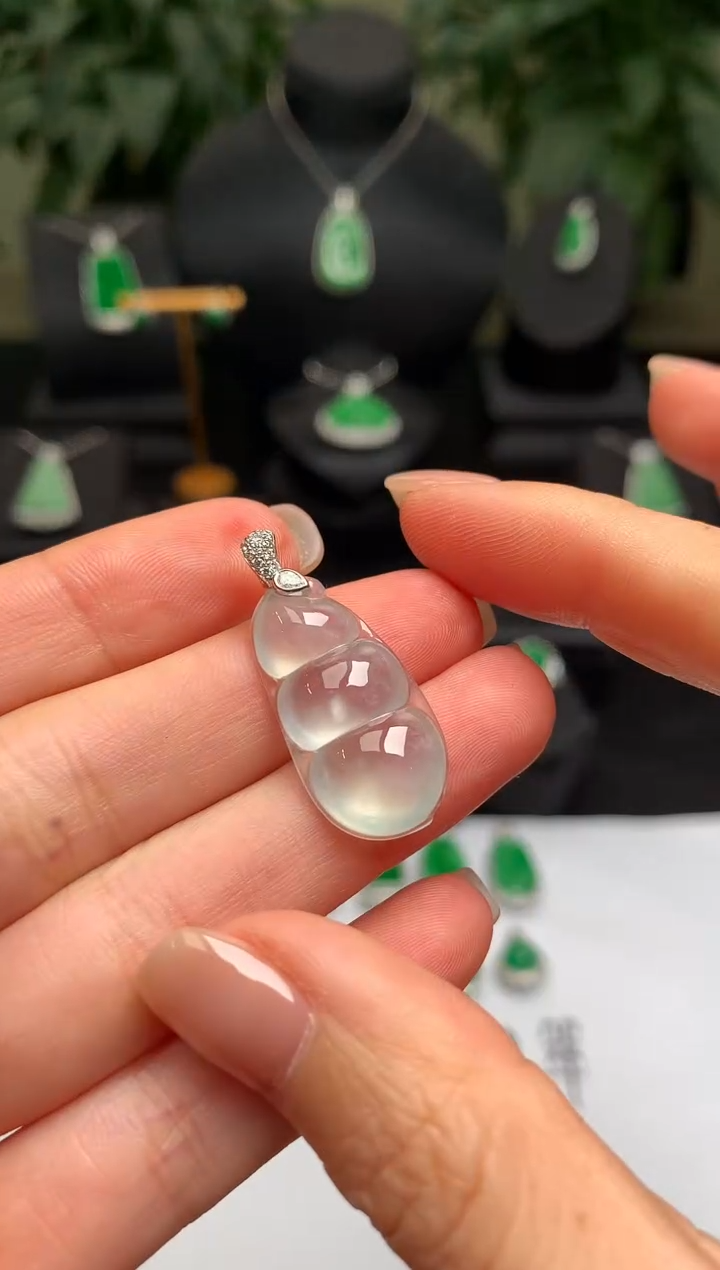 颈饰18K金镶嵌翡翠福豆