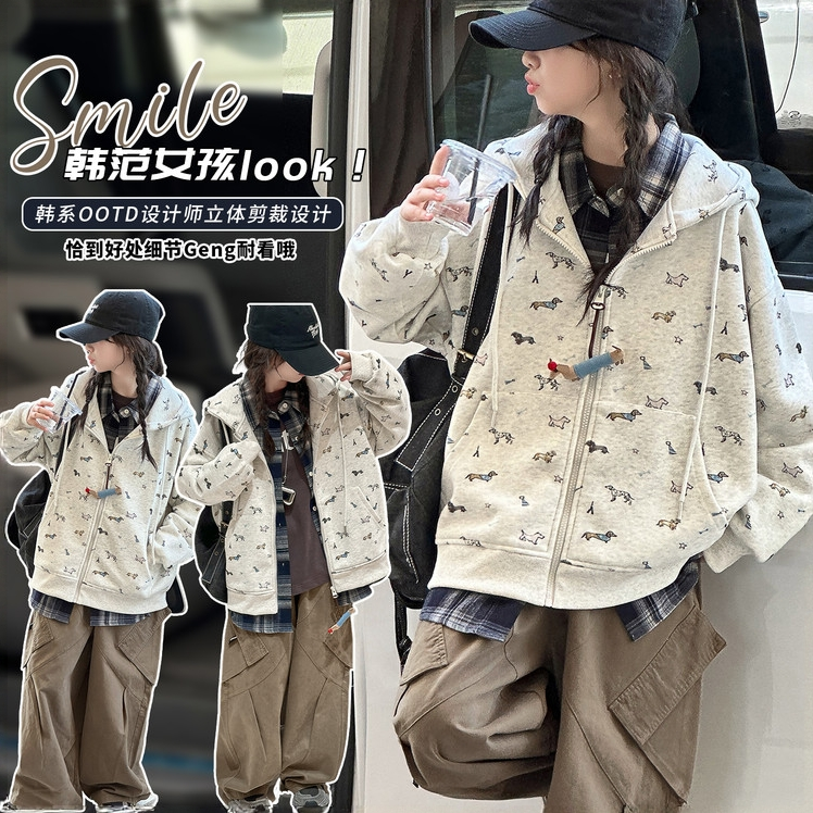 2025秋时髦潮流腊肠狗满印连帽女童外套 D779 779 W Y