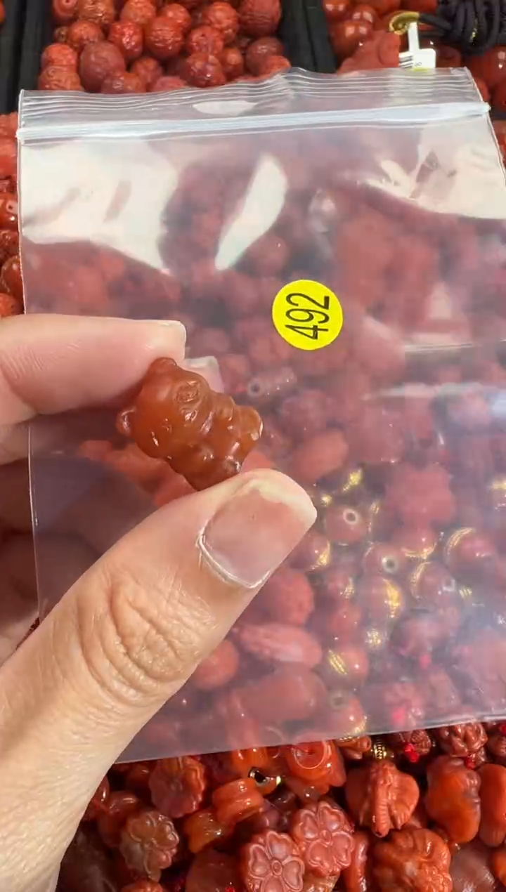 南红玛瑙未镶嵌颈饰1