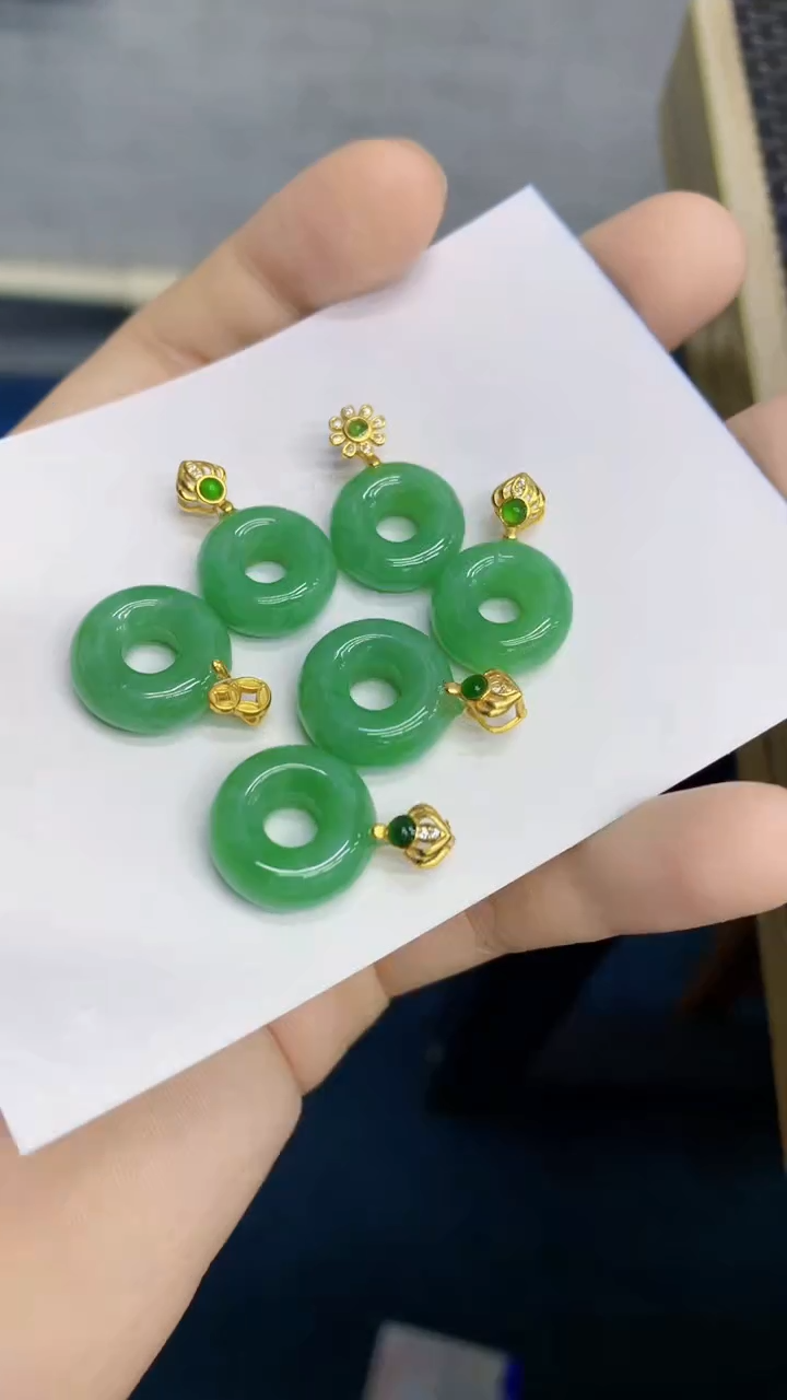 翡翠未镶嵌颈饰多样性发其一