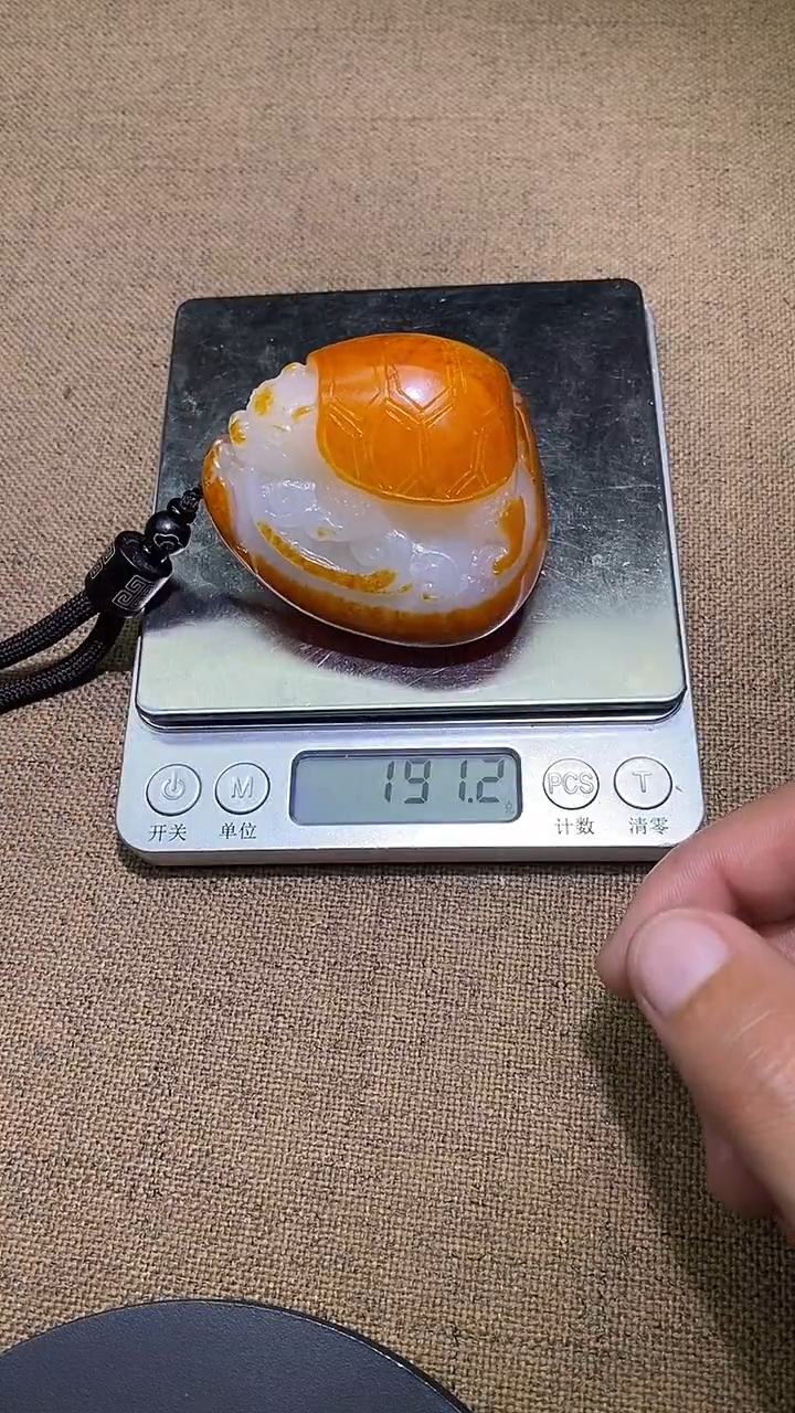 颈饰未镶嵌和田玉人**话A7