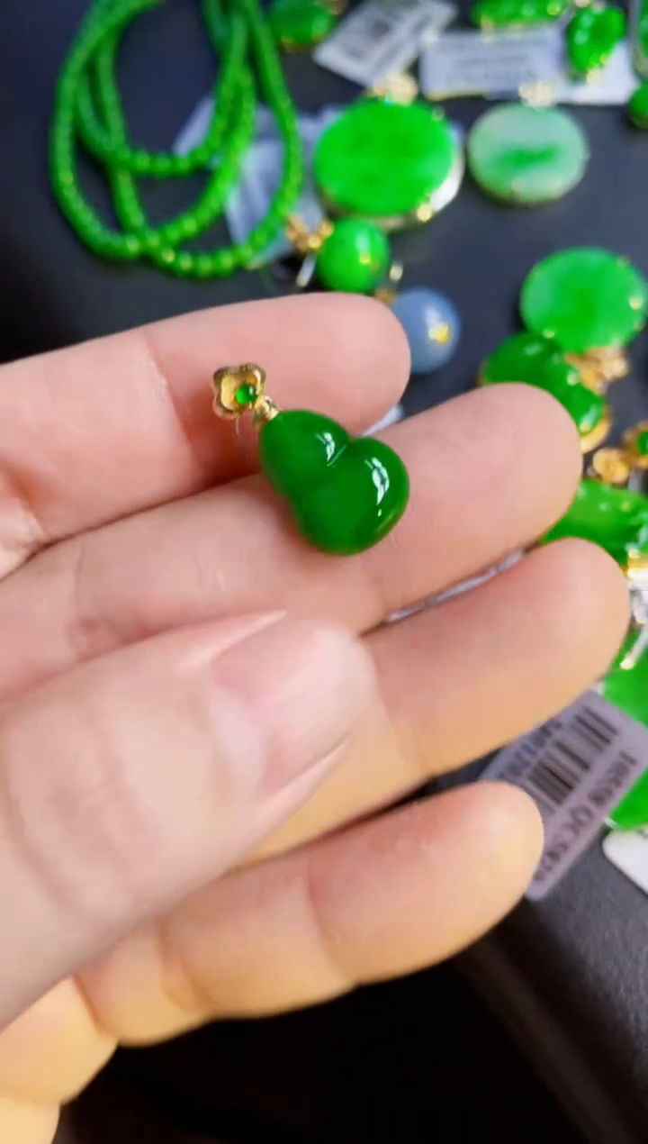 翡翠18K金镶嵌颈饰葫芦