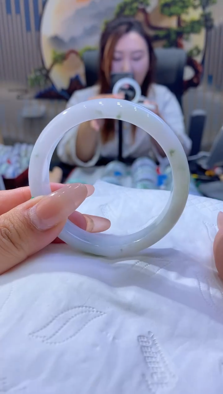 翡翠手镯未镶嵌多人00730