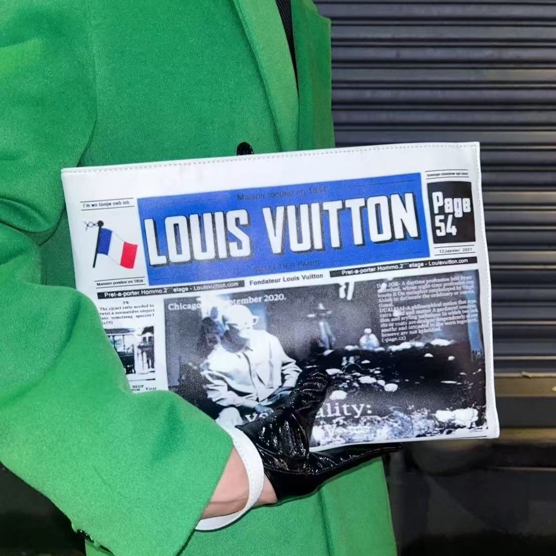 95新 LouisVuitton/路易威登 坤球奢选lv 秀款报纸手拿包
