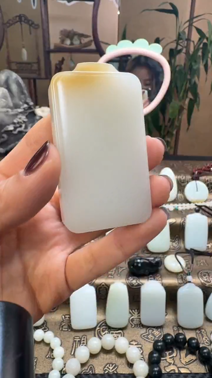 颈饰未镶嵌和田玉糖玉无事牌