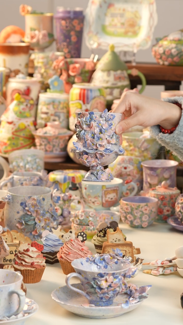 摆件陶絮***?景德镇釉下彩手绘设计师款陶瓷