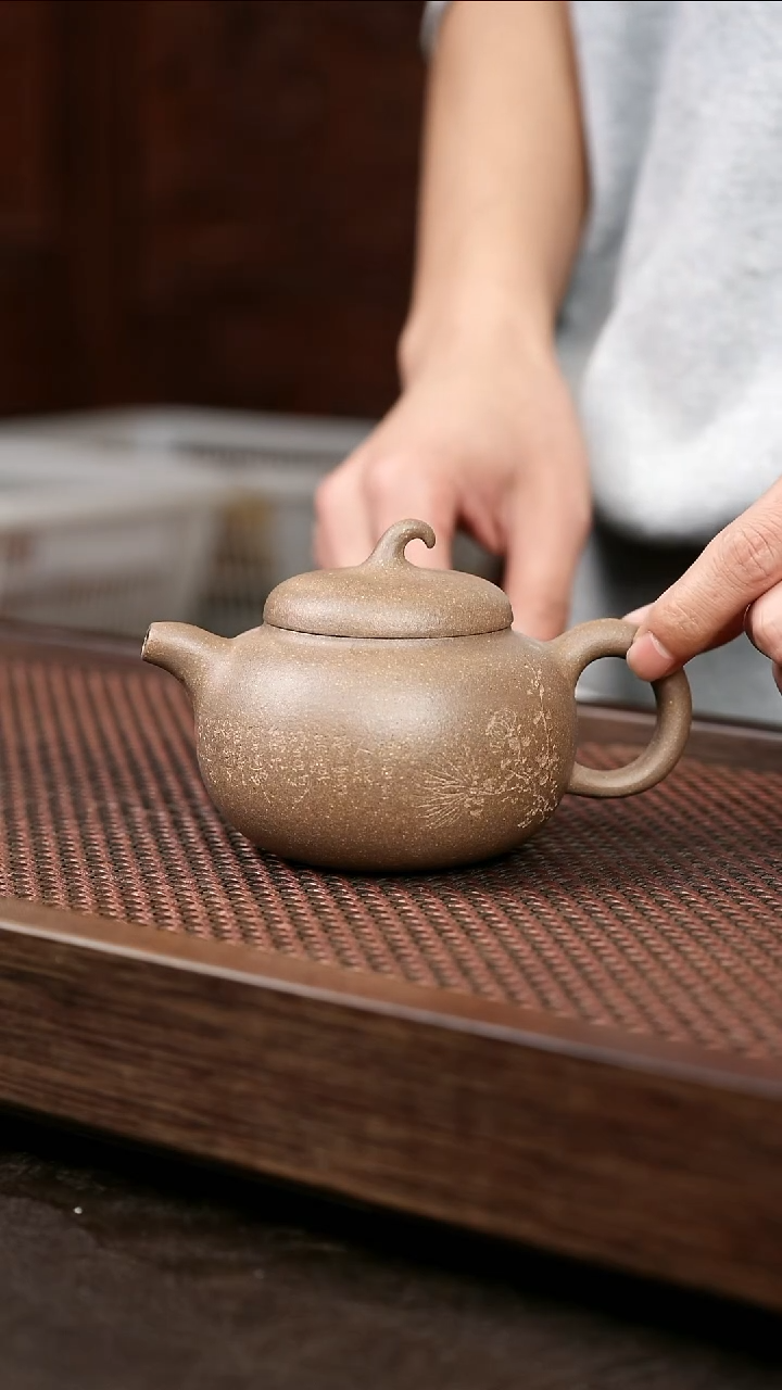 茶壶紫砂芝麻绿刻绘茄段{微瑕}