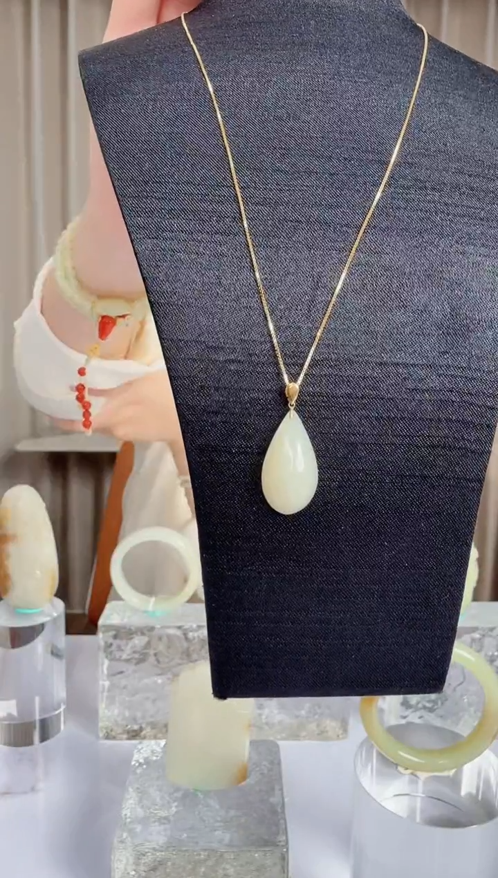 18K金镶嵌和田玉挂件闪购 暖白水滴