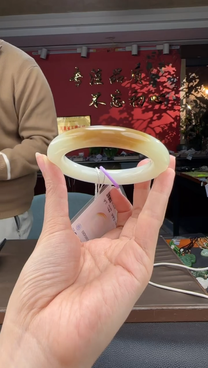 未镶嵌手镯和田玉且末糖白圆条手镯59+
