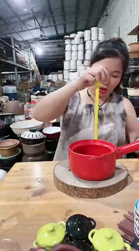 大瑕疵红色奶锅不带盖