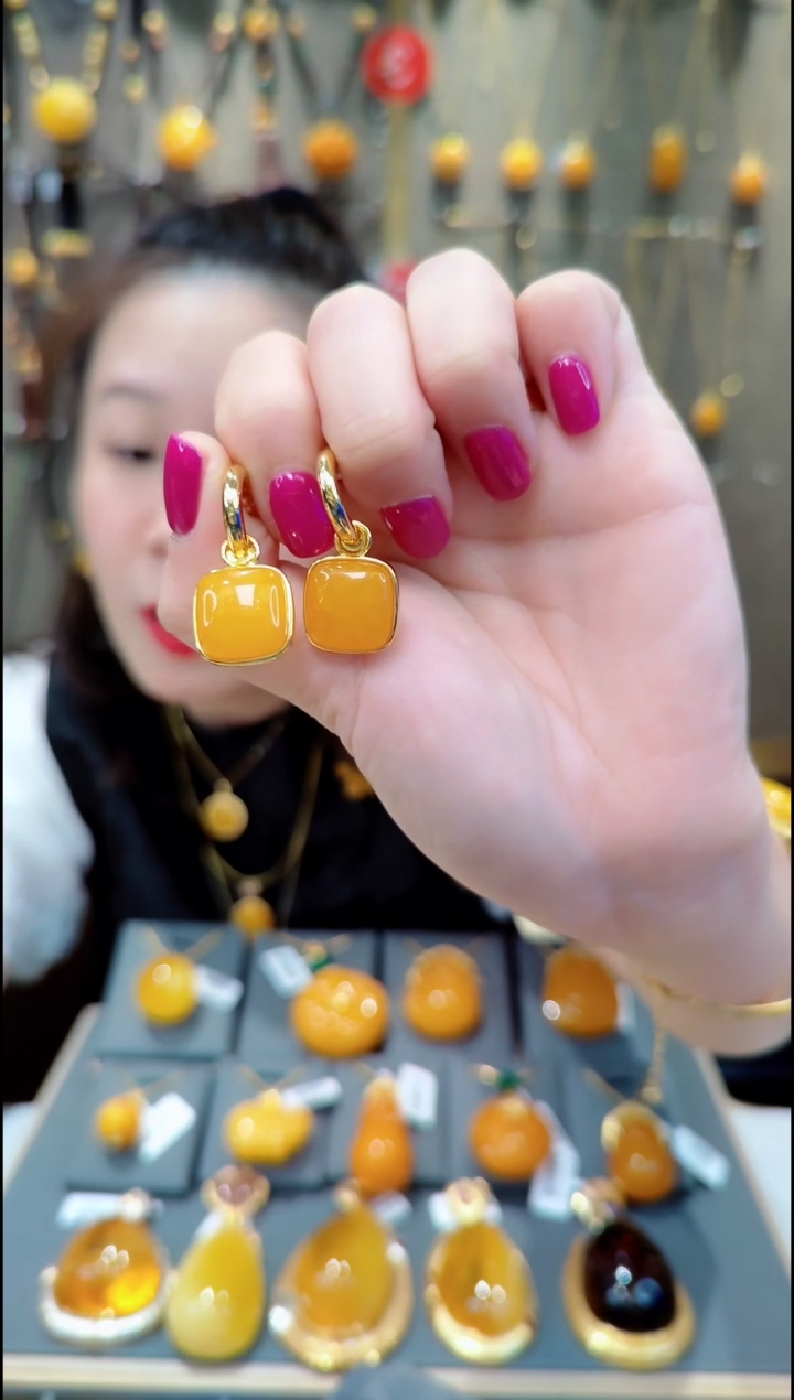 【闪购商品】蜜蜡耳饰银S925镀金镶嵌B047蜜蜡耳坠