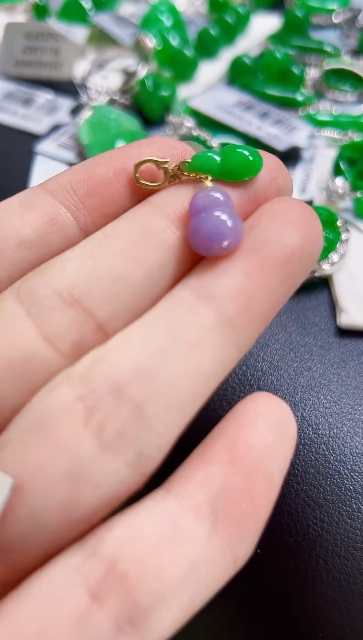 颈饰18K金镶嵌翡翠葫芦